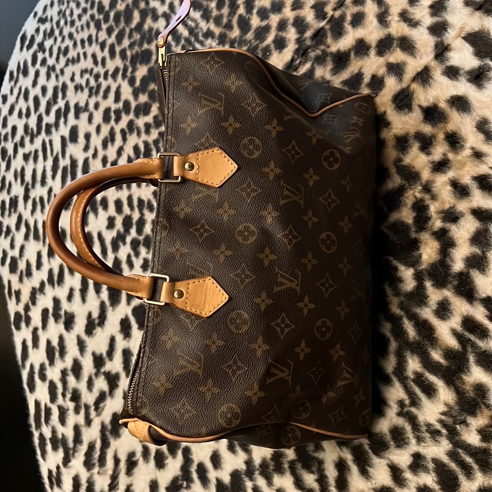 Authentic speedy 35 Louis Vuitton bag.